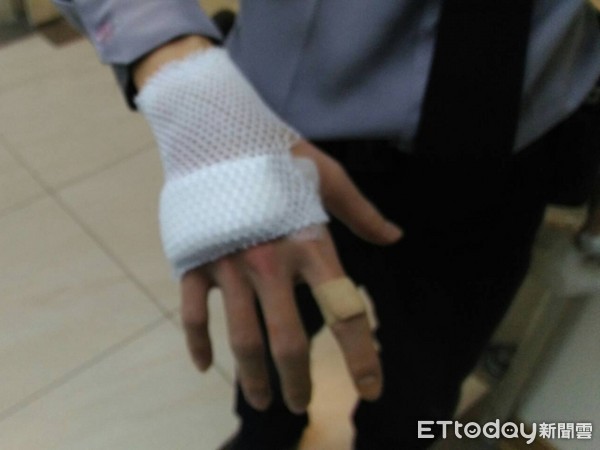 ▲偷竊慣犯拒攔查拖行員警10公尺 不慎自摔骨折哭喊:好痛!。(圖/記者謝侑霖翻攝)