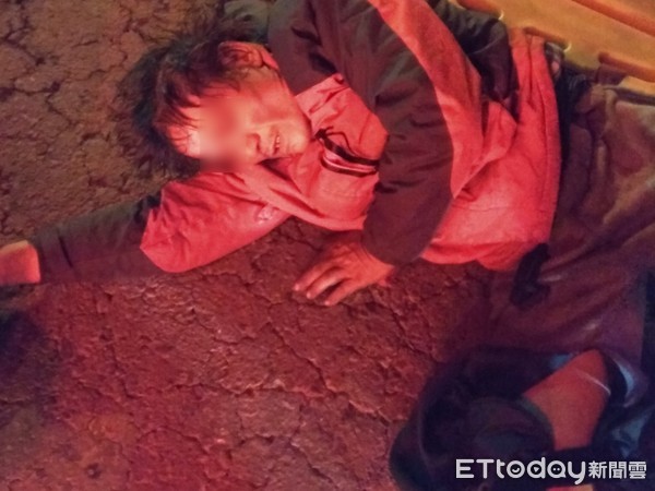 ▲偷竊慣犯拒攔查拖行員警10公尺 不慎自摔骨折哭喊:好痛!。(圖/記者謝侑霖翻攝)