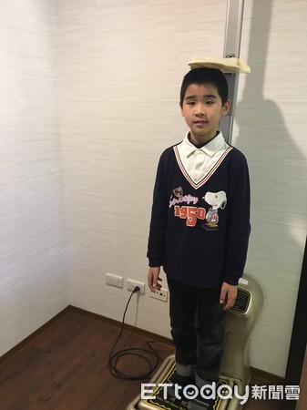 ▲小孩量身高體重。(圖/記者嚴云岑攝)