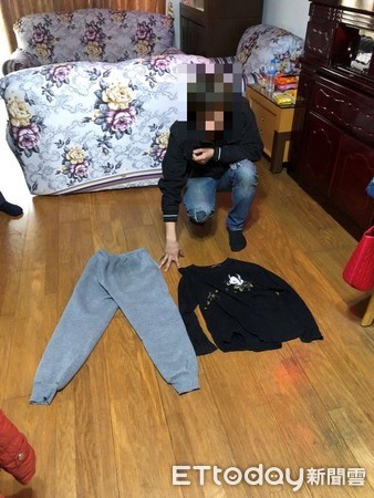 ▲▼嫌犯持刀搶走檳榔攤的一萬元現金。(圖/記者陳豐德翻攝)