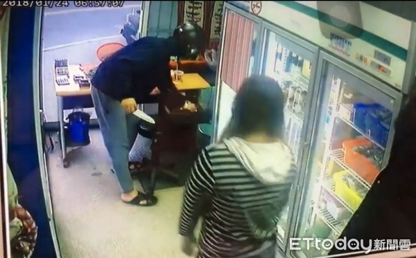 ▲▼嫌犯持刀搶走檳榔攤的一萬元現金。(圖/記者陳豐德翻攝)