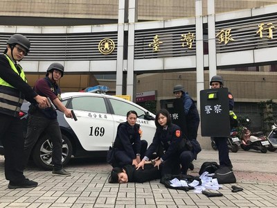 月历警花演练扮抢匪 林孝芸狼狈趴地遭「压制搜身」