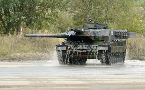 ▲▼豹2（Leopard 2）是主要服役於德國聯邦國防軍的主戰戰車，共有A1-A7等多個型號，被公認為當今性能最優秀和均衡的主戰戰車之一。（圖／達志影像／美聯社）