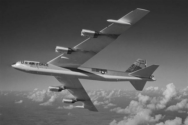 1968年，美國一架裝著4枚氫彈的B-52轟炸機墜毀在格陵蘭。（圖／翻攝自美國空軍）