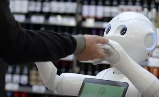 機器人遭超市解雇...它茫然問「你生氣了嗎」　旁邊同事流下淚來（圖／News Headlines Today）