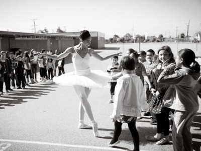 芭蕾舞團唯一黑人！穿舞裙走進犯罪地區　在街邊教孩子跳舞