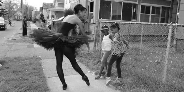 首位黑人芭雷舞者！穿舞裙走進犯罪地區　在街邊教孩子跳舞（圖／截自The Swan Dreams Project 影片）