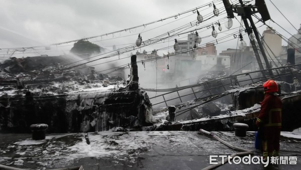 ▲▼兩艘漁船搭載約6萬公升油料,燃燒後迅速陷入火海。(圖/記者陳豐德翻攝)