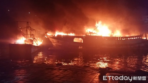 ▲▼兩艘漁船搭載約6萬公升油料,燃燒後迅速陷入火海。(圖/記者陳豐德翻攝)