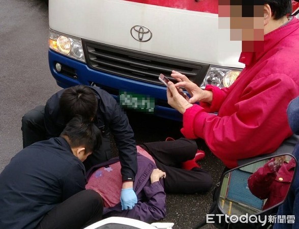 ▲▼老婦過馬路時疑似未走斑馬線,遭轉彎的公車撞上失去生命跡象。(圖/記者陳豐德翻攝)