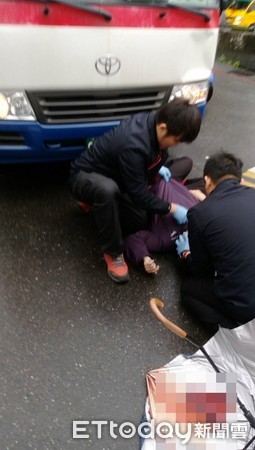 ▲▼老婦過馬路時疑似未走斑馬線,遭轉彎的公車撞上失去生命跡象。(圖/記者陳豐德翻攝)