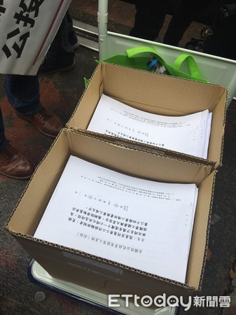 ▲醫勞盟《勞基法》修法公投 第一階段連署通過送中選會。(圖/記者嚴云岑攝)