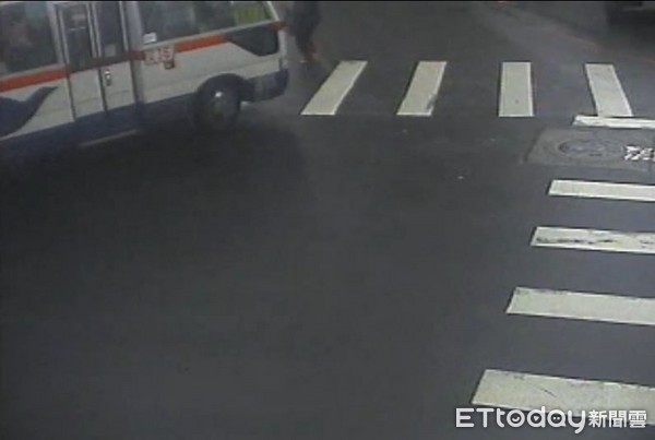 ▲▼婦人走在斑馬線邊緣遭公車撞上。(圖/記者陳豐德翻攝)