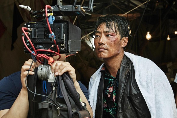 李俊熙（右）在《記憶中的美好歌聲》首次挑戰反派，拍攝戰爭場面竟拍到頭破血流送醫急救。（華聯國際提供）
