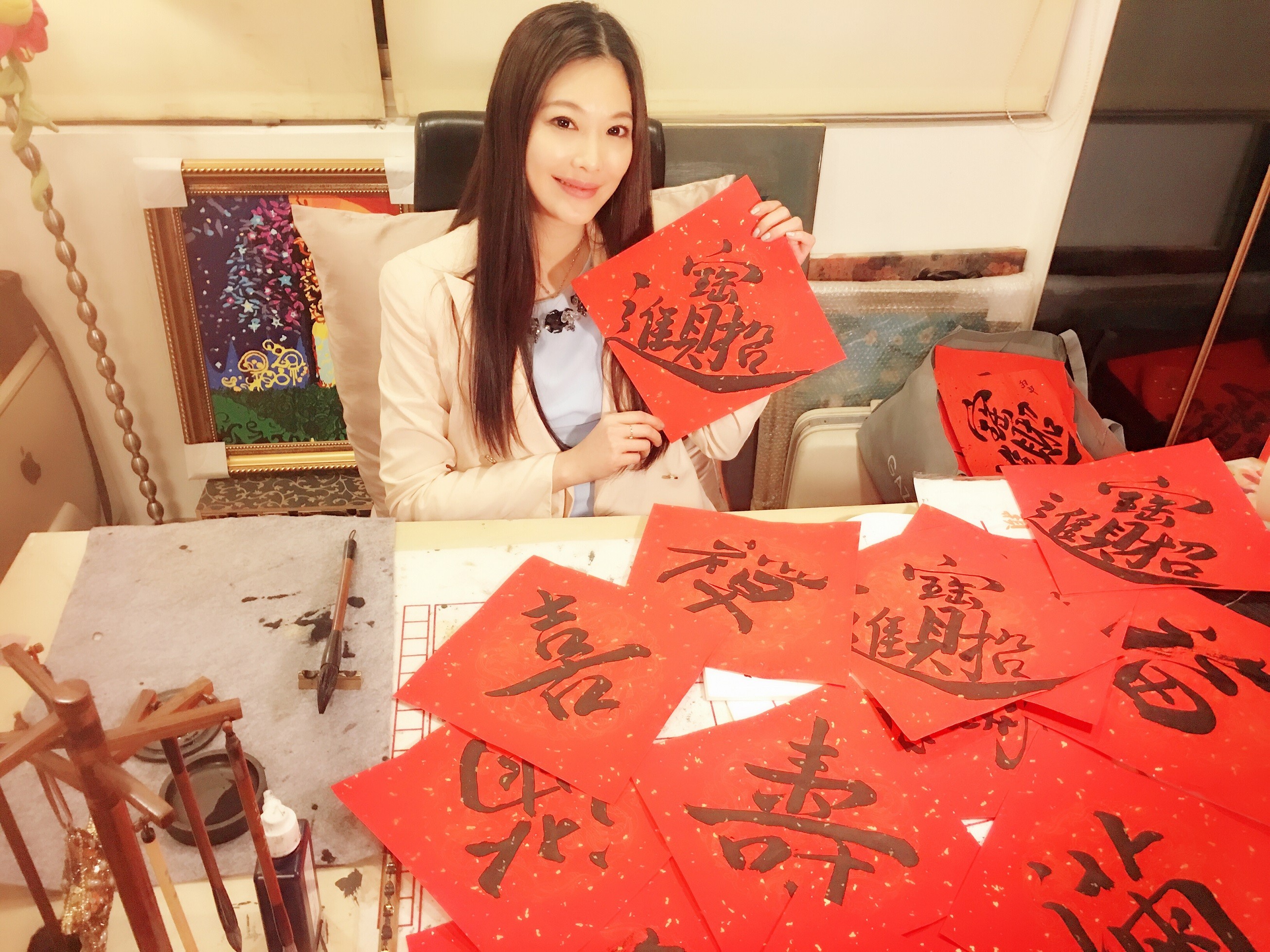 ▲姚采穎送暖公益春聯義賣。(圖/北申國際娛樂)