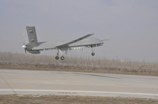 「彩虹-4能力增強型」無人機攜帶電子載荷起飛。（圖／翻攝自觀察者網）