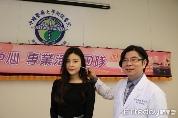 ▲中國醫治療肝斑。中國附醫美容醫學中心主任張長正。(圖/中國附醫提供)