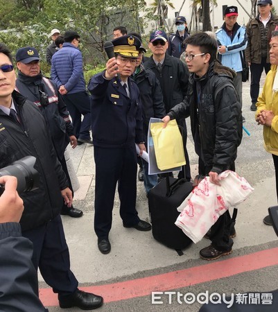 ▲反南鐵東移自救聯合會抗議民眾，被台南市警一分局攔阻。（圖／記者林悅攝）