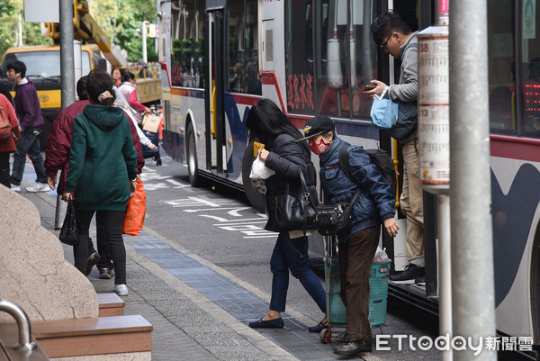 ▲▼公車,公車族,公車站,乘客,客運,通勤,交通,大眾交通工具,公共運輸,轉乘。（圖／記者李毓康攝）