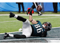 結果在愛國者下一波進攻，老鷹防守邊鋒葛拉漢（Brandon Graham）突破愛國者進攻鋒線，送出本戰首次擒殺，還把布雷迪手中的球拍掉搶球成功。