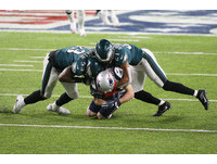 第二節愛國者舊將布朗特(LeGarrette Blount)展現強大對抗性21碼跑陣殺進達陣區來到15比3。