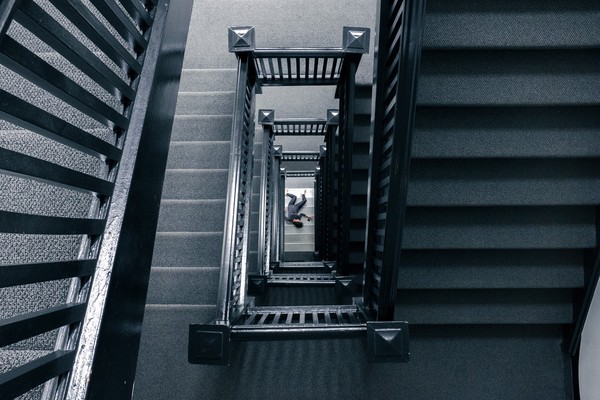 自殺,跳樓,樓梯,樓梯間,憂鬱,壓力（圖／取自pixabay）