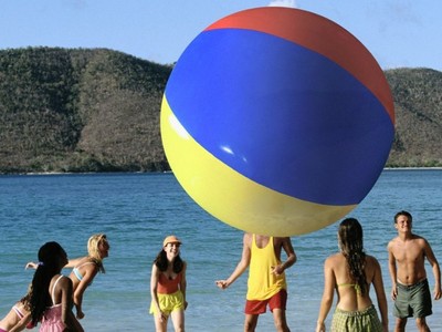 網購3.6m超巨沙灘球！光充氣就花2小時　風一吹失速撞翻泳客