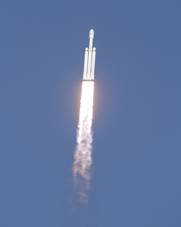 ▲▼美國太空探索技術公司（Space X）成功發射「獵鷹重型運載火箭」（Falcon Heavy）。（圖／達志影像／美聯社）