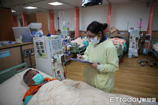 ▲強震RO逆滲透水管路毀 花蓮慈濟「加開11床」助洗腎患。(圖/花蓮慈濟提供)