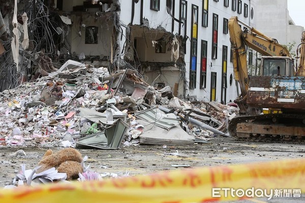 ▲▼位於花蓮市中心的統帥大飯店進行拆除。在206地震中，原高11層樓的統帥飯店1到3樓塌陷被埋。（圖／記者季相儒攝）