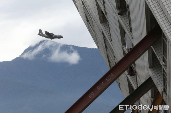 ▲▼新加坡空軍C-130運送救災物資飛抵花蓮基地，經過雲門翠堤大樓（雲翠）上空。（圖／記者季相儒攝）