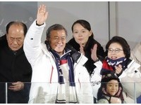 ▲南韓總統文在寅與北韓領導人金正恩胞妹金與正握手，一同觀看平昌冬奧開幕式。（圖／路透社）