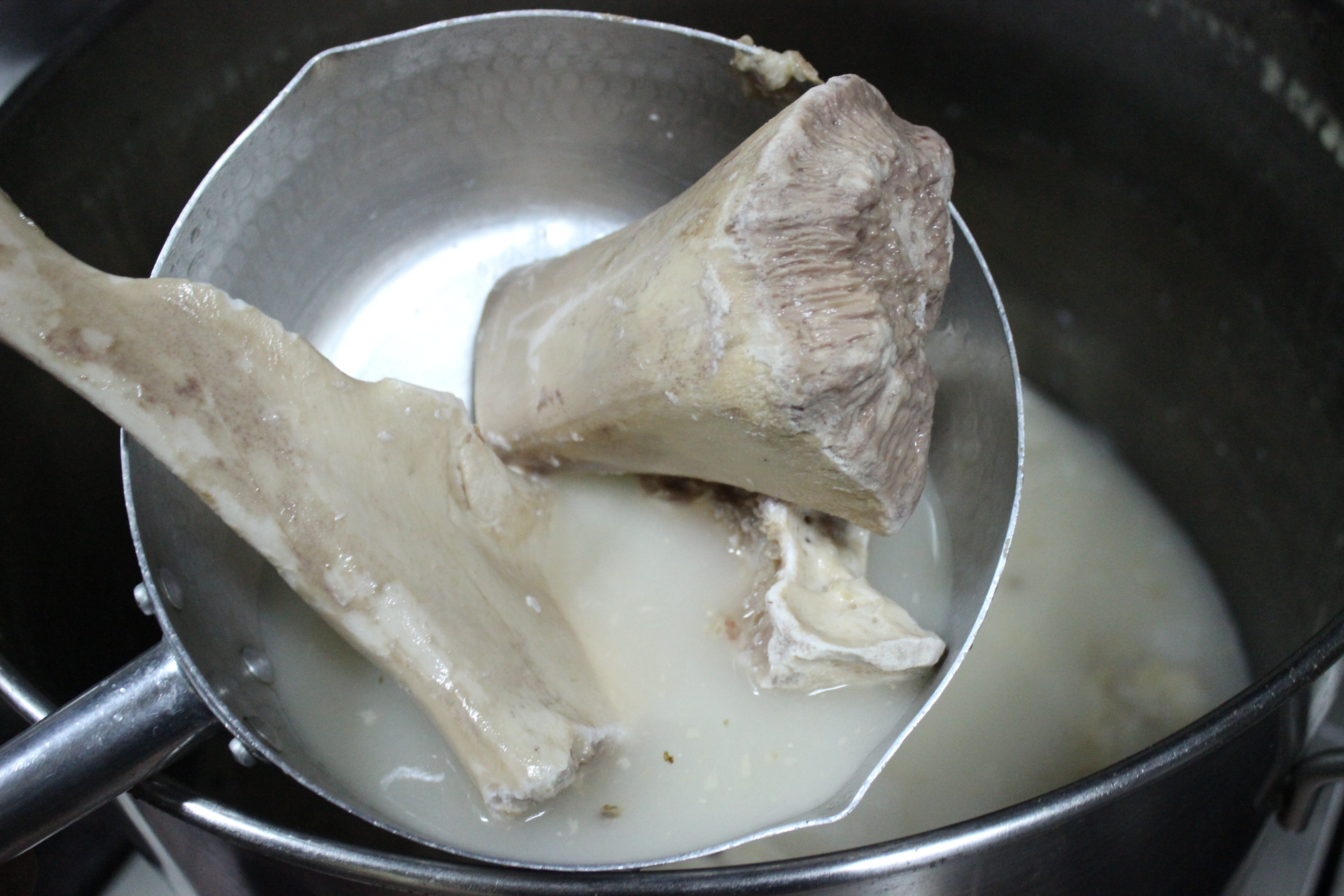  ▲清燉湯底由牛大骨熬煮三天製成。（圖／劉旎攝）