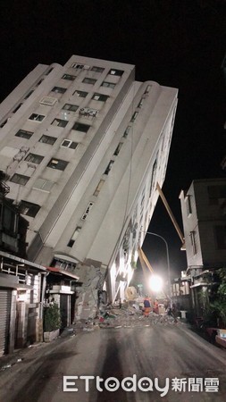 ▲花蓮強震,雲翠大樓倒塌，陸客一家5口罹難,旅客,家屬,罹難,搜救,生活漂亮旅店,201號房。（圖／記者林裕豐攝）