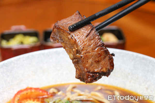 ▲西華飯店川味牛肉麵。（圖／記者黃士原攝）