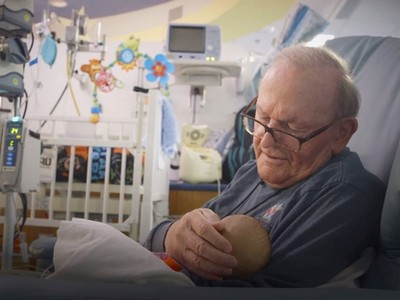 天字第一號阿公！82歲「ICU爺爺」　懷抱治癒無數早產兒