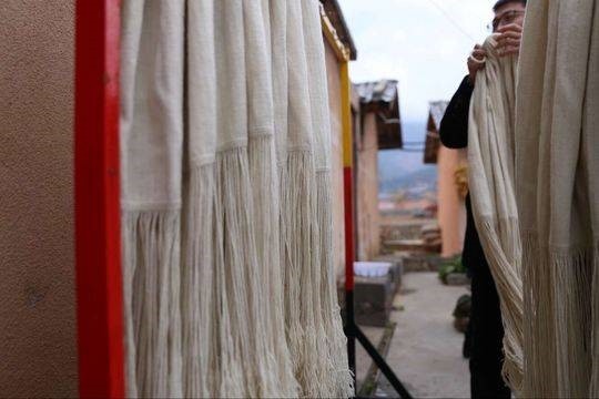 ▲▼查爾瓦在大涼山地區，是一種彝族人民日常生活中常愛穿的羊毛披氈，。（圖／翻攝自四川日報）