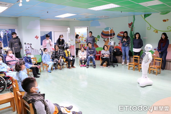 ▲北榮121cm「乳癌衛教師」現身遊戲室 住院病童開心笑了。(圖/記者嚴云岑攝)