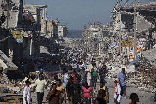 ▲▼2010年海地發生芮氏規模7.0強震，造成30萬人身亡，130萬人流離失所。（圖／達志影像／美聯社）