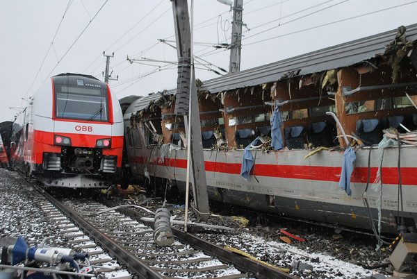 ▲▼奧地利史泰利亞邦(Styria)二列火車於東南部城鎮尼克拉斯多夫(Niklasdorf)附近擦撞，造成至少1死20傷。（圖／路透社）