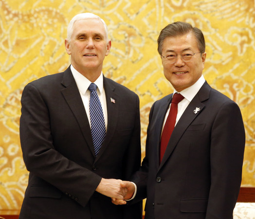 ▲潘斯(左)與南韓總統文在寅雙方同意先讓南韓跟北韓接觸，為可能出現的美國與北韓對話舖路。（圖／達志影像／美聯社）