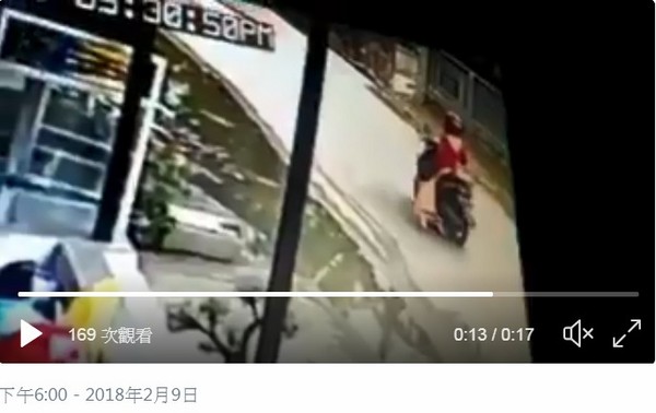 變態媽騎車拖行4歲女兒　狂奔300公尺雙腿「皮破見血肉」。（圖／翻攝自Tan Nusantara‏的推特）