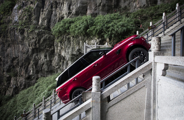成功爬上999階陡峭天梯　Range Rover Sport大陸天門山創紀錄（圖／翻攝自Land Rover）