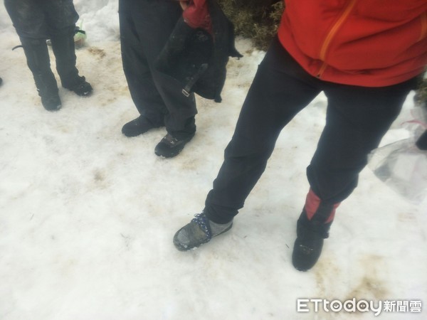 ▲▼冒雪上山救援山友，消防員給鞋忍凍下山還被酸。（圖／記者莊雅婷翻攝）