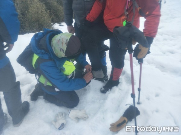 ▲▼冒雪上山救援山友，消防員給鞋忍凍下山還被酸。（圖／記者莊雅婷翻攝）