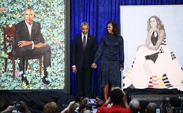 ▲▼ 美國第44屆總統歐巴馬夫婦12日現身華盛頓國家肖像館（Smithsonian`s National Portrait Gallery），為2人的官方肖像揭幕。（圖／路透社）
