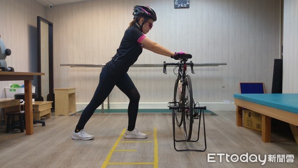 ▲舒緩操,騎車,拉筋。(圖/記者謝承恩攝)