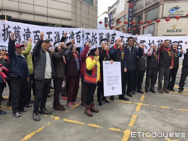 0206大地震後花蓮舊遠百被判定為危樓，遠百公司遲遲不肯給明確日期拆除。 花蓮縣謝國榮議員率領當地五位里長及數十名居民前往抗議立即拆除。 （圖／記者王兆麟攝）