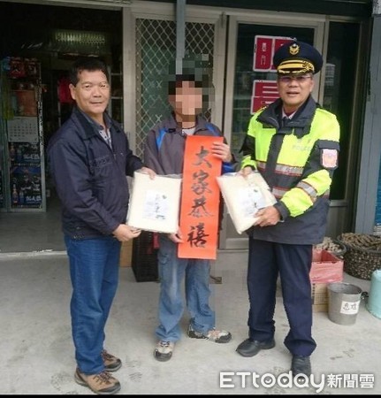 台東縣瑞豐派出所所長陳泰山於農曆年前與瑞豐村村長吳慶輝關懷轄內獨居長者，除送愛心米外，也致贈親筆書寫的春聯，讓大家除舊佈新過好年，獲村民肯定與稱讚。（圖／台東縣警察局提供）