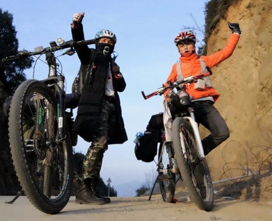 ▲▼杭州25歲廚師楊壯（右）和同伴花了9天，騎1400公里路返回貴州老家。（圖／翻攝自浙江在線）